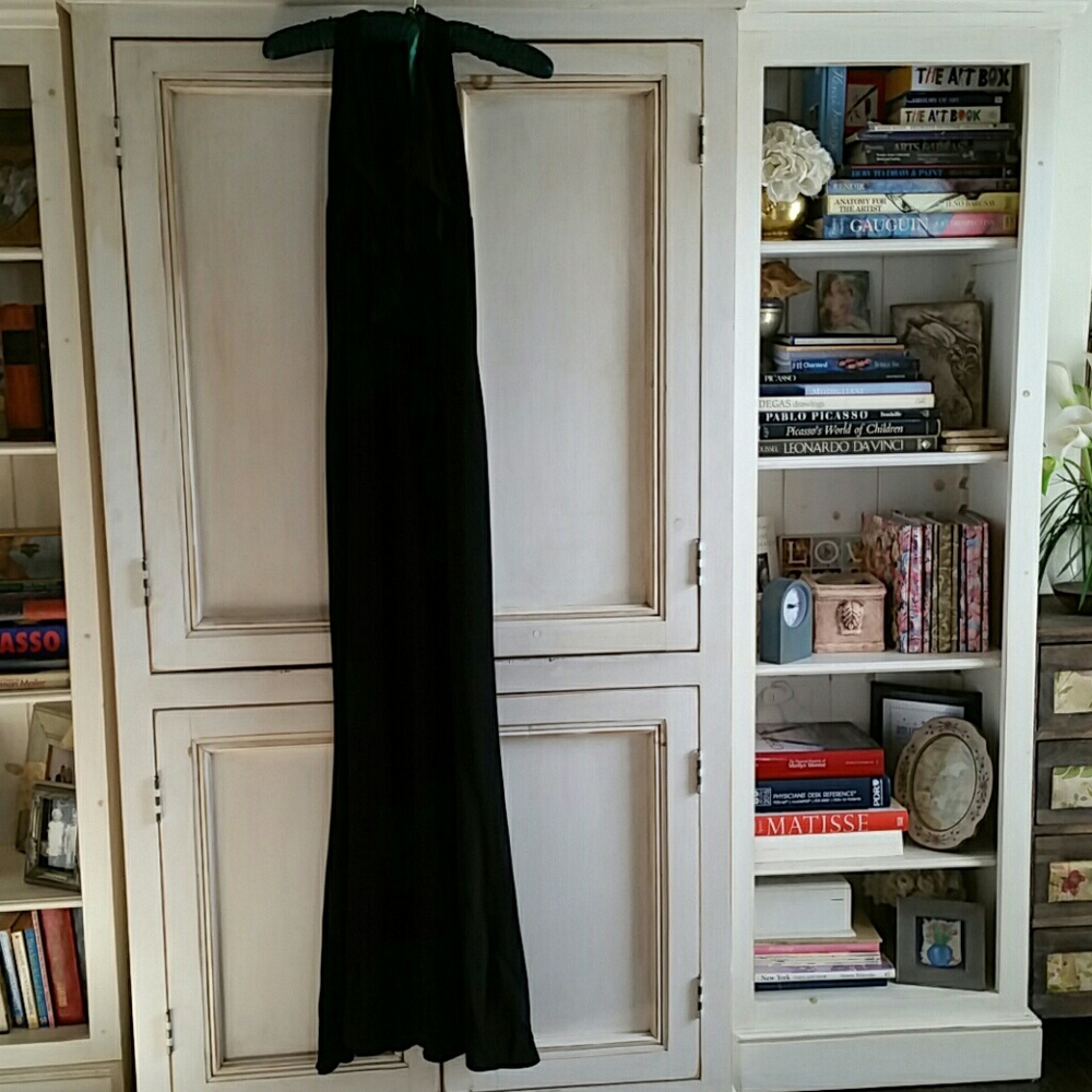 Elie Tahari black sleeveless gown sz 2